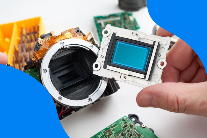 Image sensor digital SLR camera in the hands of the service engineer